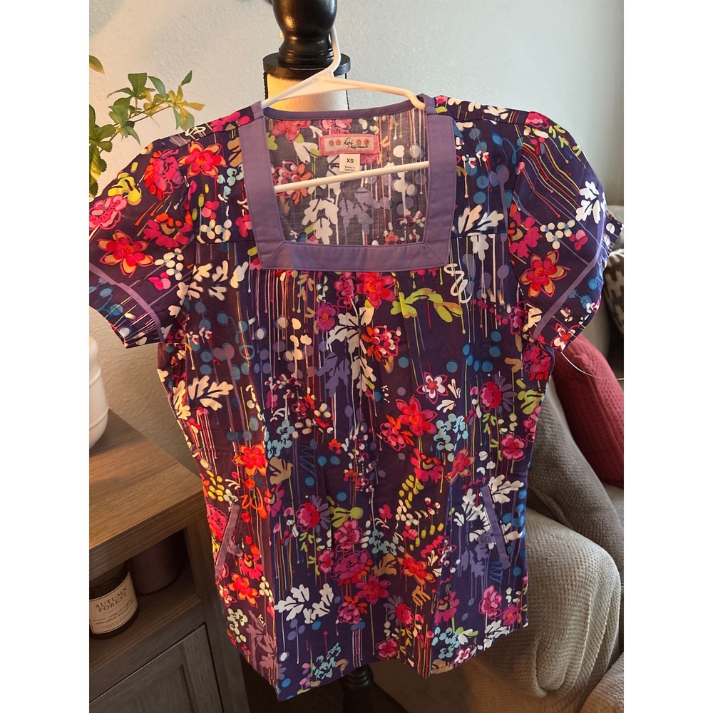 Koi NWOT xs floral purple‎ scrub top